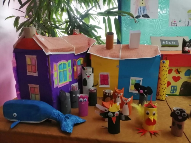 Wystawka prac dzieci - zwierzątka i domy z papieru 1
