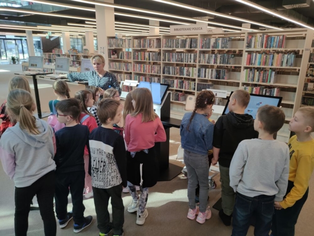 Uczniowie Ic podczas zwiedzania Miejskiej Biblioteki