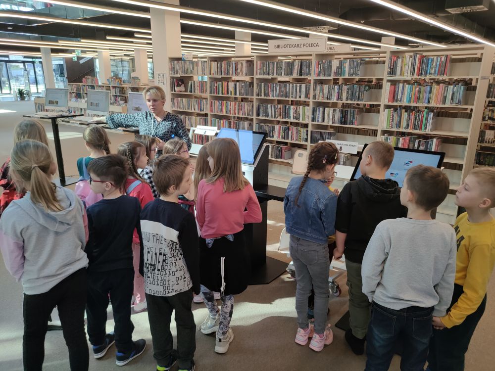 Uczniowie Ic podczas zwiedzania Miejskiej Biblioteki