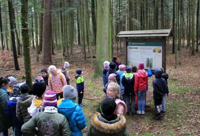 Dzieci oglądają tablicę informacyjną w rezerwacie