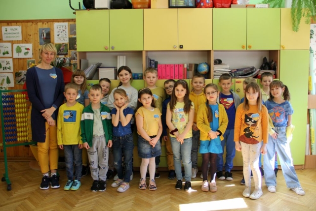 Uczniowie klasy Ib z sercami w kolorach flagi ukraińskiej.