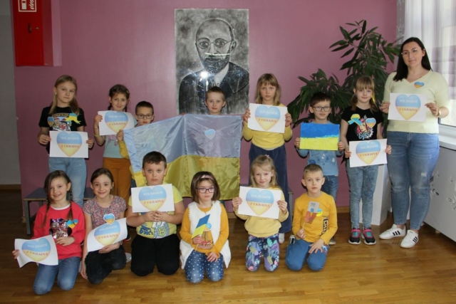 Uczniowie klasy Ic z sercami z napisem Solidarni z Ukrainą.