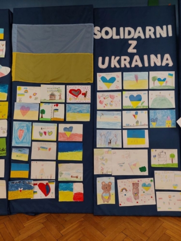 Tablica "Solidarni z Ukrainą" z pracami uczniów.