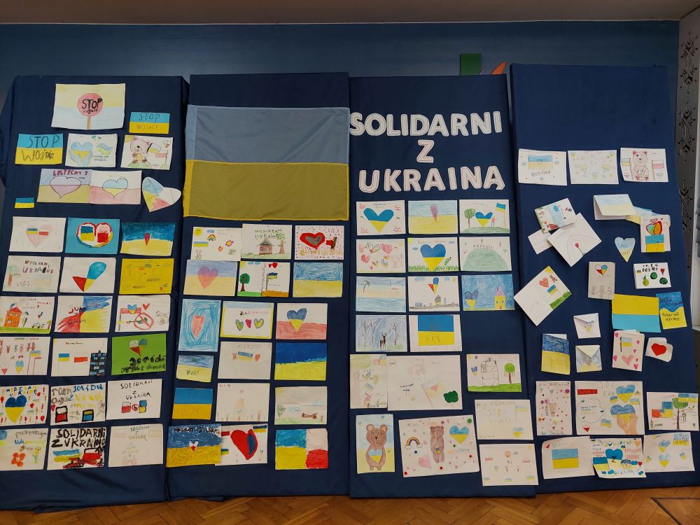 Tablica "Solidarni z Ukrainą" z pracami uczniów.