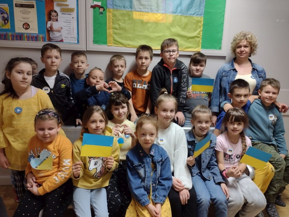 Uczniowie klasy IIa z flagami Ukrainy.