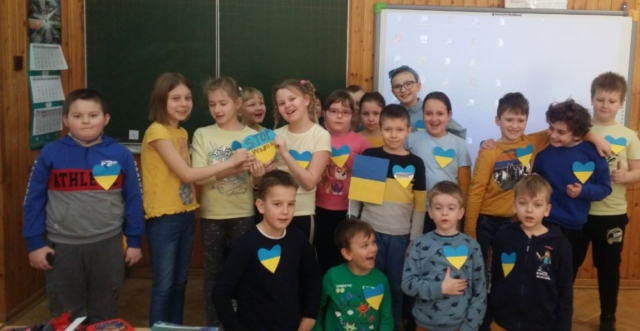 Uczniowie klasy IIb z sercami symbolizującymi flagę Ukrainy.