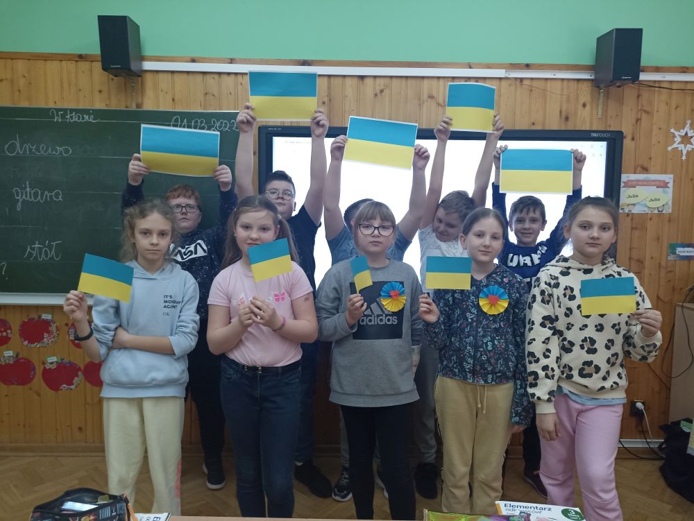 Uczniowie klasy IIIc z flagami Ukrainy.