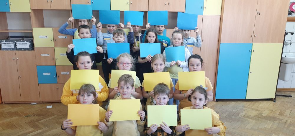 Uczniowie klasy IIIb tworzą flagę ukraińską.
