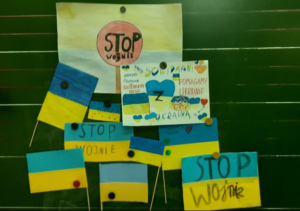 Flagi wykonane przez dzieci z napisami Stop wojnie.
