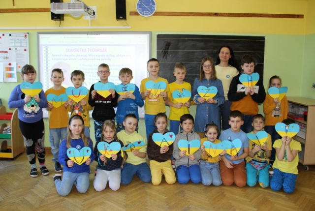 Uczniowie klasy IIc z sercami z utworzonym napisem Murem za Ukrainą.