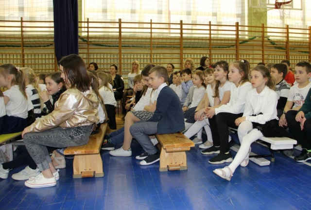 uczniowie Szkoły Podstawowej im. J. Korczaka w Kleszczowie podczas akademii