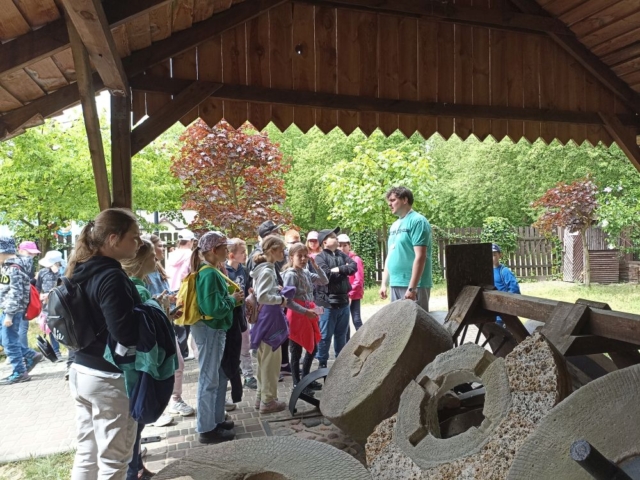 Dzieci oglądają eksponaty w Muzeum Rzeki Pilicy.