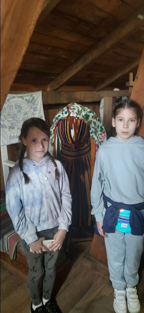 Dziewczynki z klasy 3B zwiedzają eksponaty w Muzeum Rzeki Pilicy.