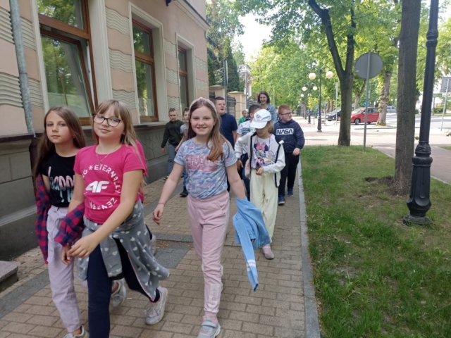 Uczniowie klas trzecich na spacerze w Tomaszowie Mazowieckim.