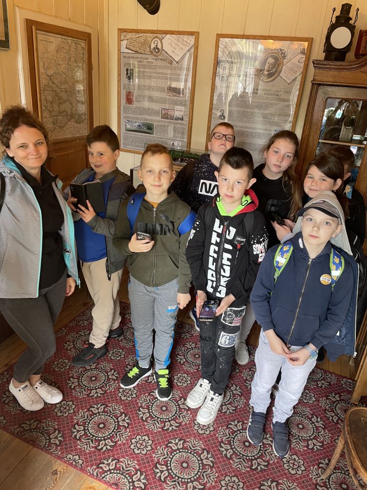 Uczniowie klas trzecich z wychowawczynią zwiedzają Muzeum Rzeki Pilicy.