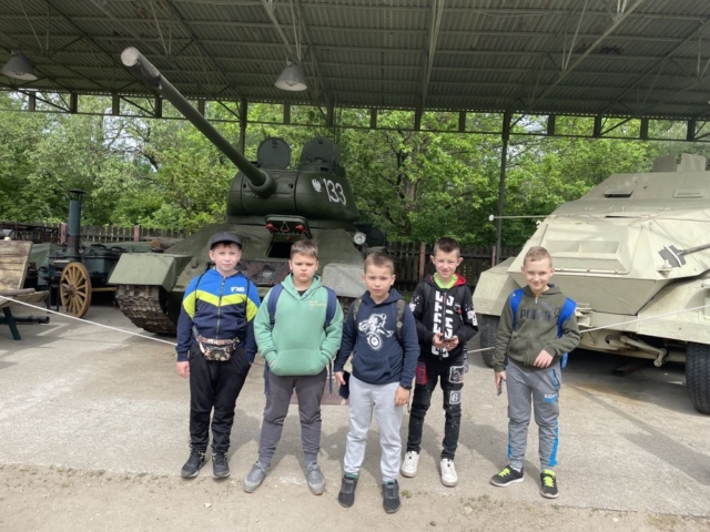 Chłopcy oglądają wystawę czołgów.