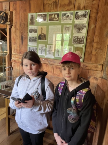 Dziewczynki z 3D zwiedzają stary młyn w Muzeum Rzeki Pilicy.