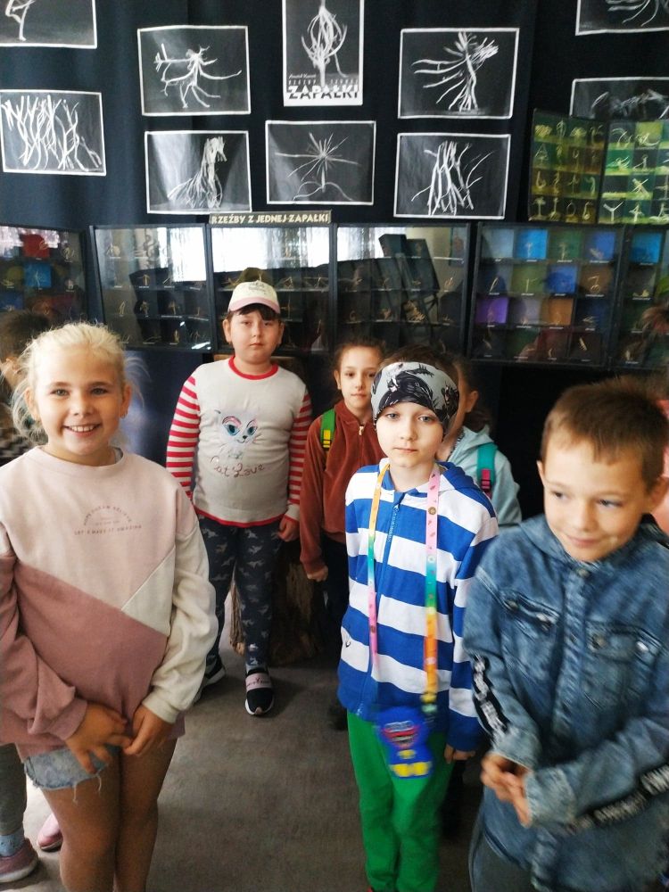 Dzieci stoją przed ekspozycją w Muzeum Zapałek