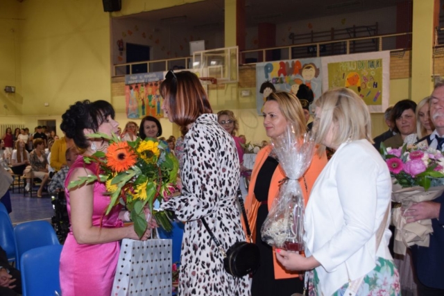 Składanie życzeń i gratulacji oraz wręczanie kwiatów i  upominków przez zaproszonych gości na ręce pani dyrektor.