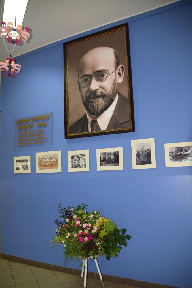 ściana poświęcona patronowi szkoły - Januszowi Korczakowi z jego portretem.