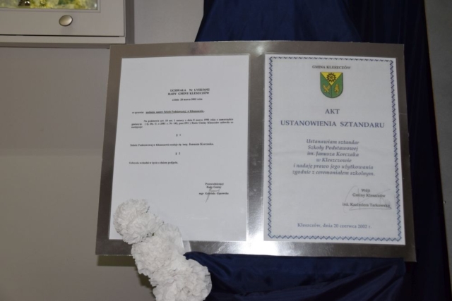 Dokumenty z 2002 r. potwierdzające nadanie imienia i sztandaru szkole.