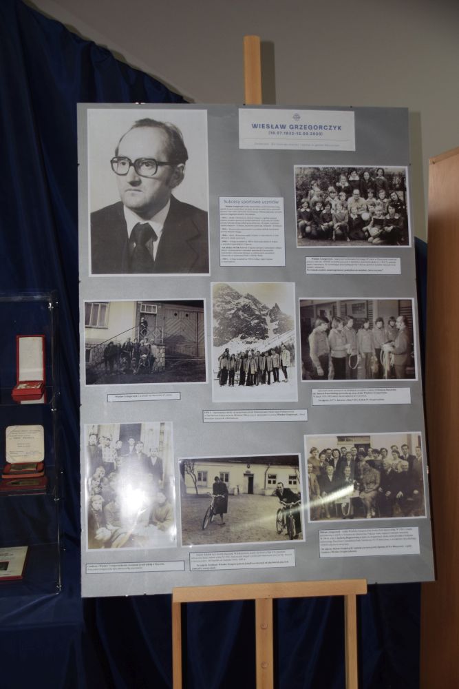 Okolicznościowa wystawa na szkolnym korytarzu poświęcona Wiesławowi Grzegorczykowi – kierownikowi szkoły w l. 1962-1973.