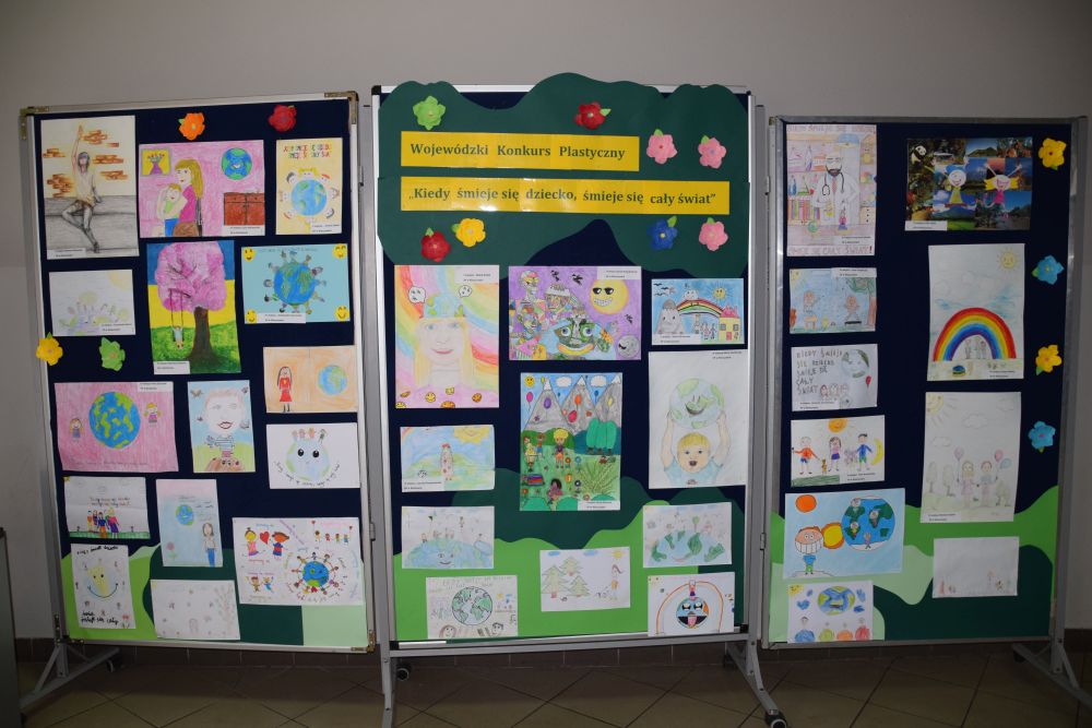 Wystawa prac uczniów zgłoszonych do Wojewódzkiego Konkursu Plastycznego „Kiedy śmieje się dziecko, śmieje się cały świat”.