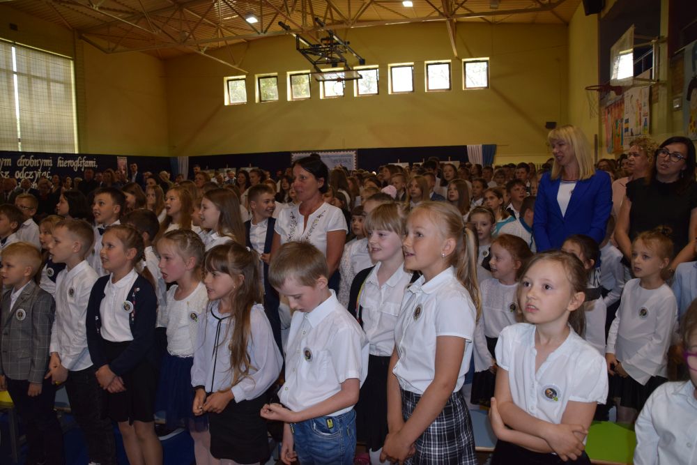 Społeczność szkoły oraz zaproszeni goście zaśpiewali szkole „Sto lat”