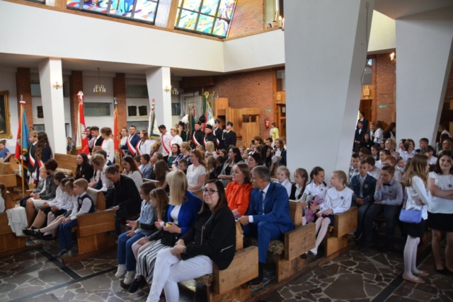 Uczniowie, nauczyciele i zaproszeni goście gromadzą się w kościele i oczekują na rozpoczęcie mszy św.