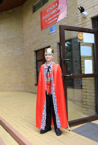 Wchodzących do budynku szkoły witał Król Maciuś Pierwszy.