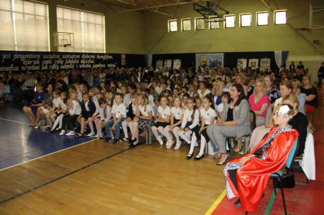 Społeczność szkolna podczas uroczystości