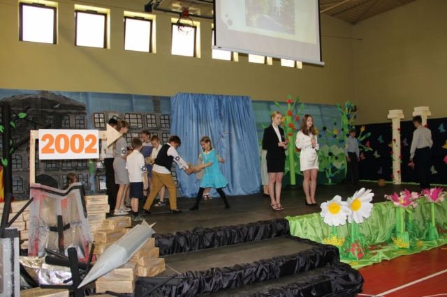 Uczniowie prezentują na scenie okolicznościowy program artystyczny.