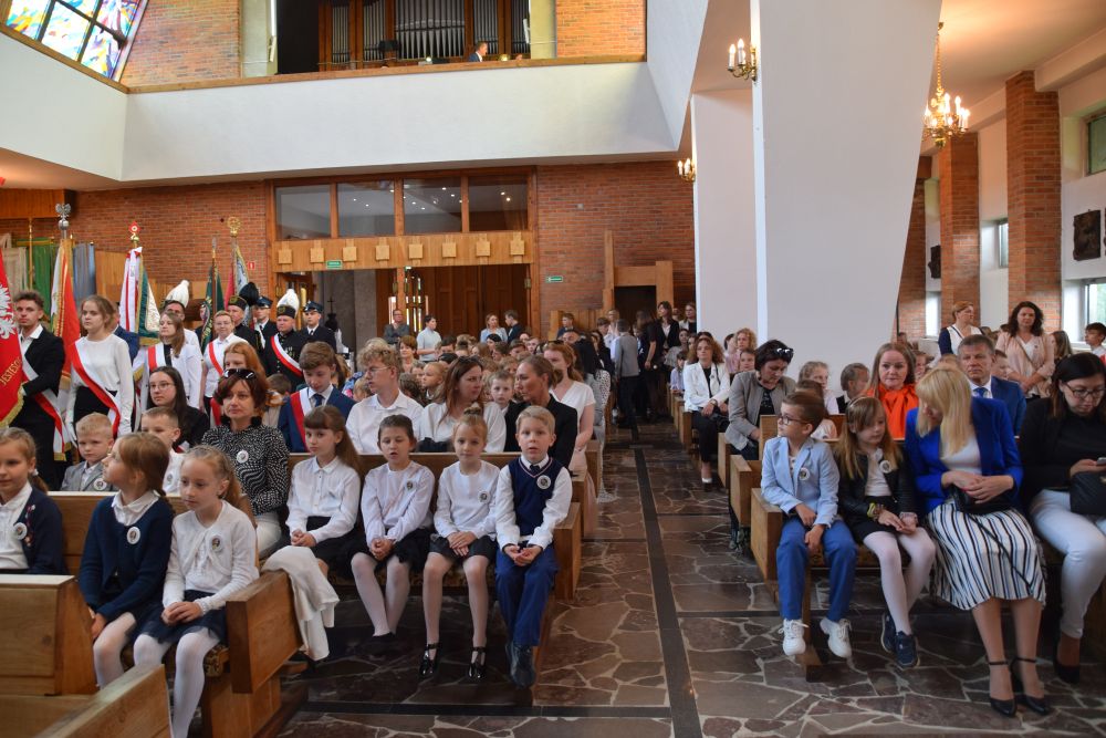 Uczniowie, nauczyciele i zaproszeni goście gromadzą się w kościele i oczekują na rozpoczęcie mszy św.