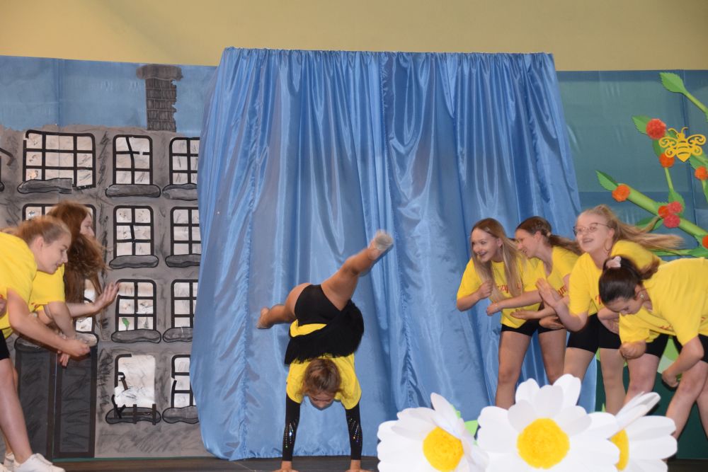 Pokaz układu taneczno-akrobatycznego w wykonaniu uczennic.