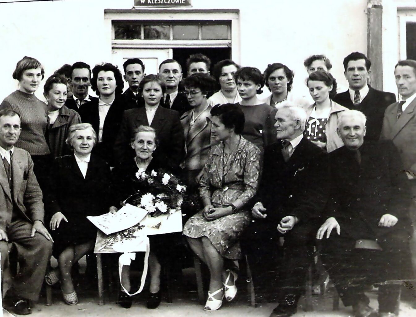 Kadra pedagogiczna Ogniska ZNP w Kleszczowie oraz odchodząca na emeryturę Helena Grzegorczyk  – 12 września 1959 r.