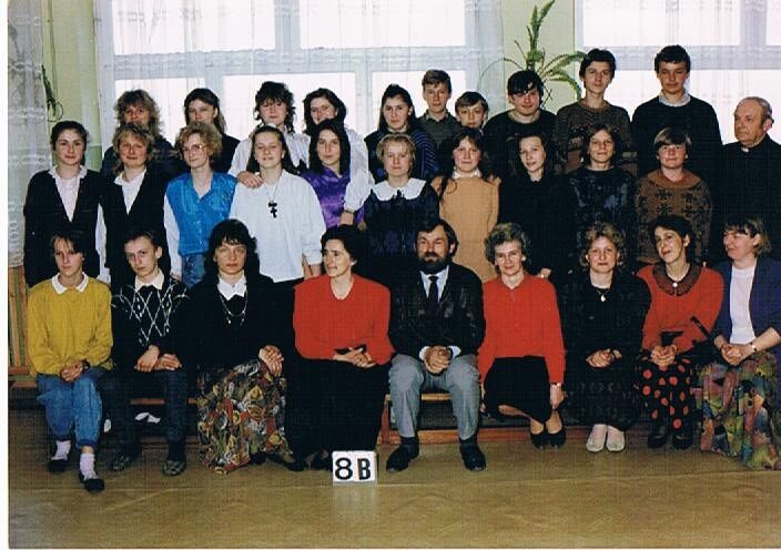 Uczniowie klasy 8b wraz z nauczycielami – 1992 r.
