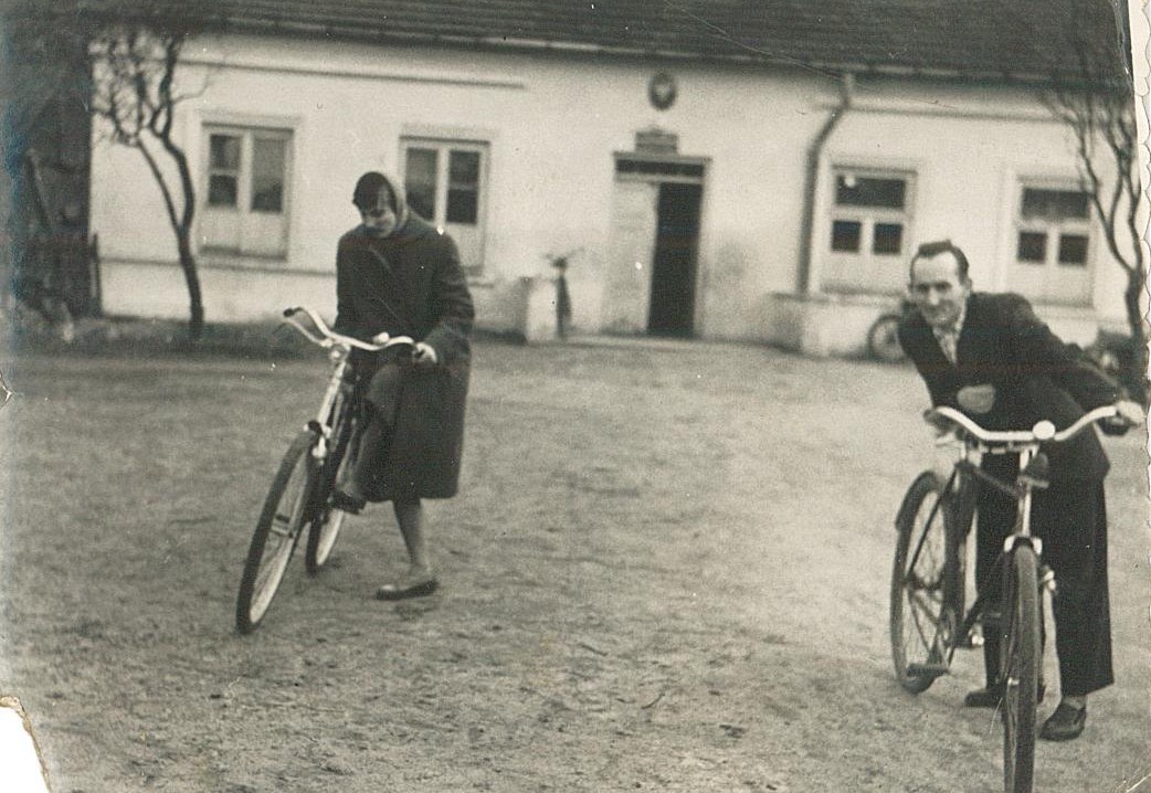 Czesława i Wiesław Grzegorczykowie z rowerami przed szkołą w Kleszczowie