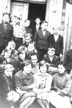 Uczniowie wraz z Czesławą i Wiesławem Grzegorczykami przed szkołą w Kucowie