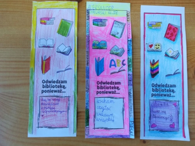Pokolorowane szablony zakładek do książki z ułożonym hasłem zachęcającym do odwiedzania biblioteki