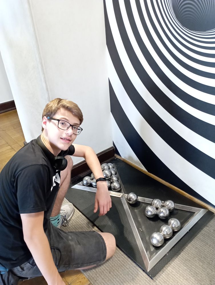 Uczeń robi doświadczenie w Muzeum Świat Iluzji