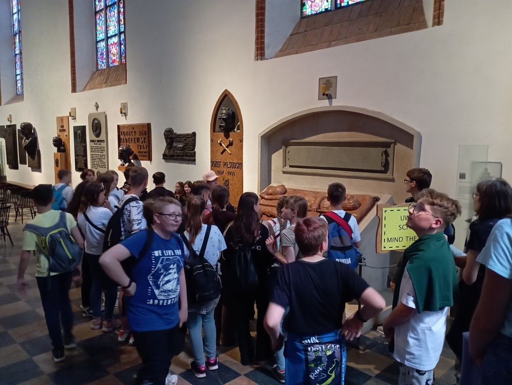 Uczniowie zwiedzają bazylikę św. Jana