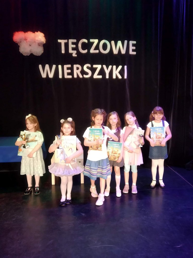 Dzieci trzymają nagrody za udział w konkursie recytatorskim - Tęczowe wierszyki 