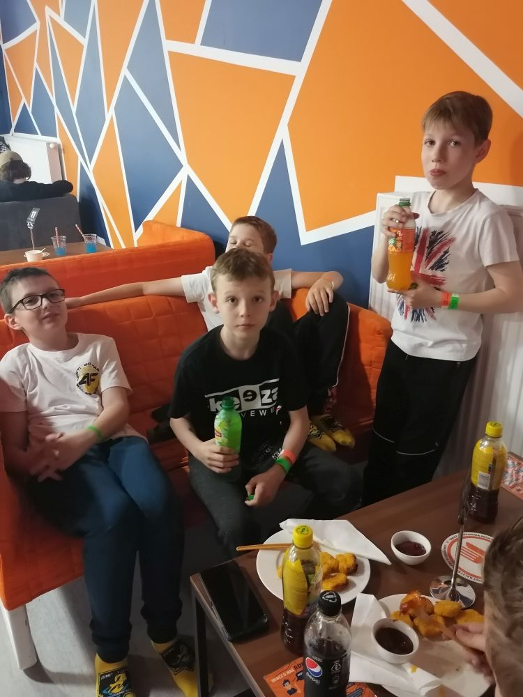 Chłopcy siedzą na kanapie w bistro