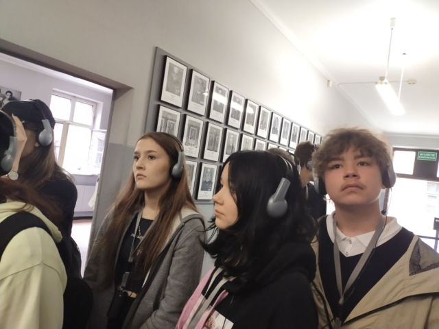 uczniowie w trakcie zwiedzania wystawy