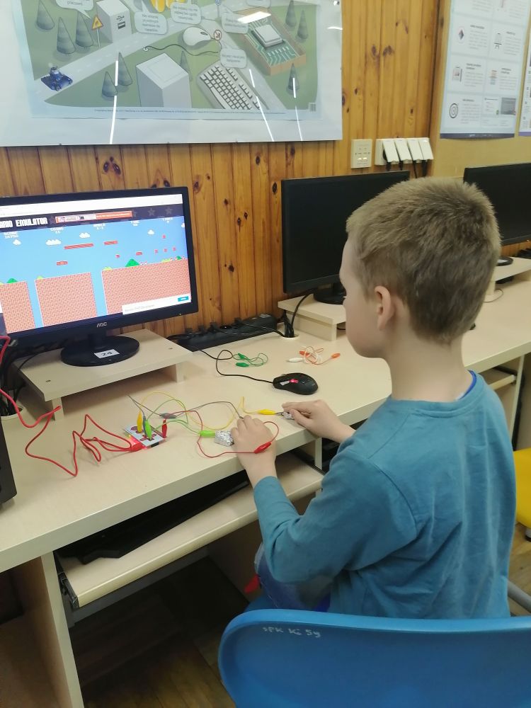 Uczeń steruje postacią w grze przy pomocy przycisków z folii aluminiowej