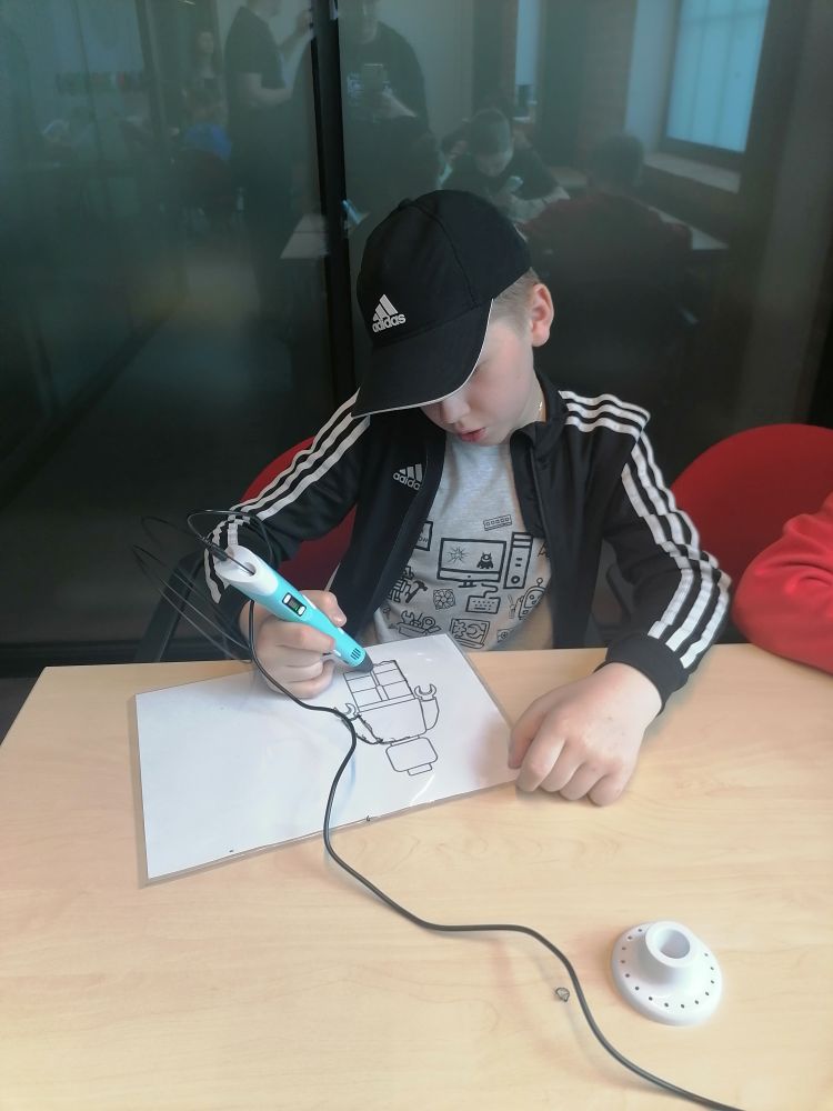 Uczniowie pracują z długopisami 3D