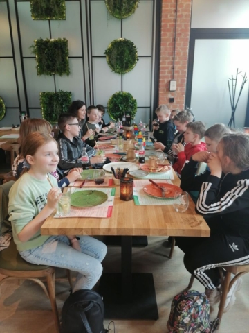 Uczniowie podczas posiłku
