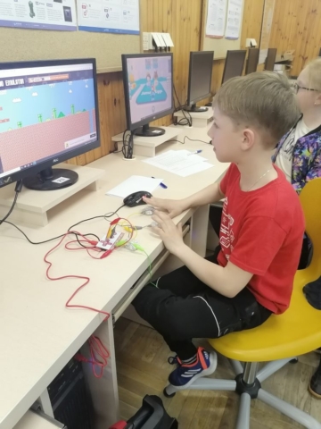 Uczeń steruje postacią w grze przy pomocy przycisków z folii aluminiowej