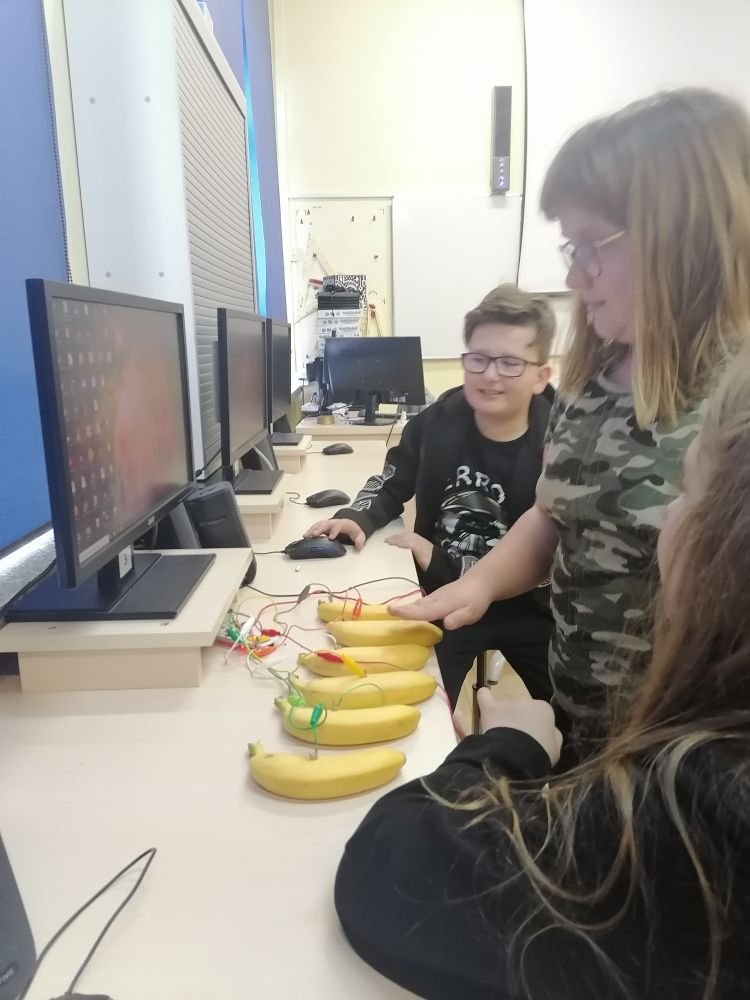 Uczennica gra na bananach
