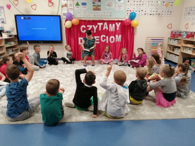 Nauczycielka czyta dzieciom w kręgu
